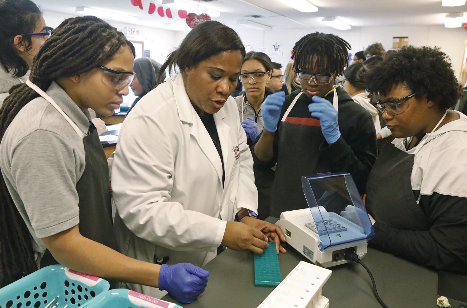 Collegiate students learn about their own DNA